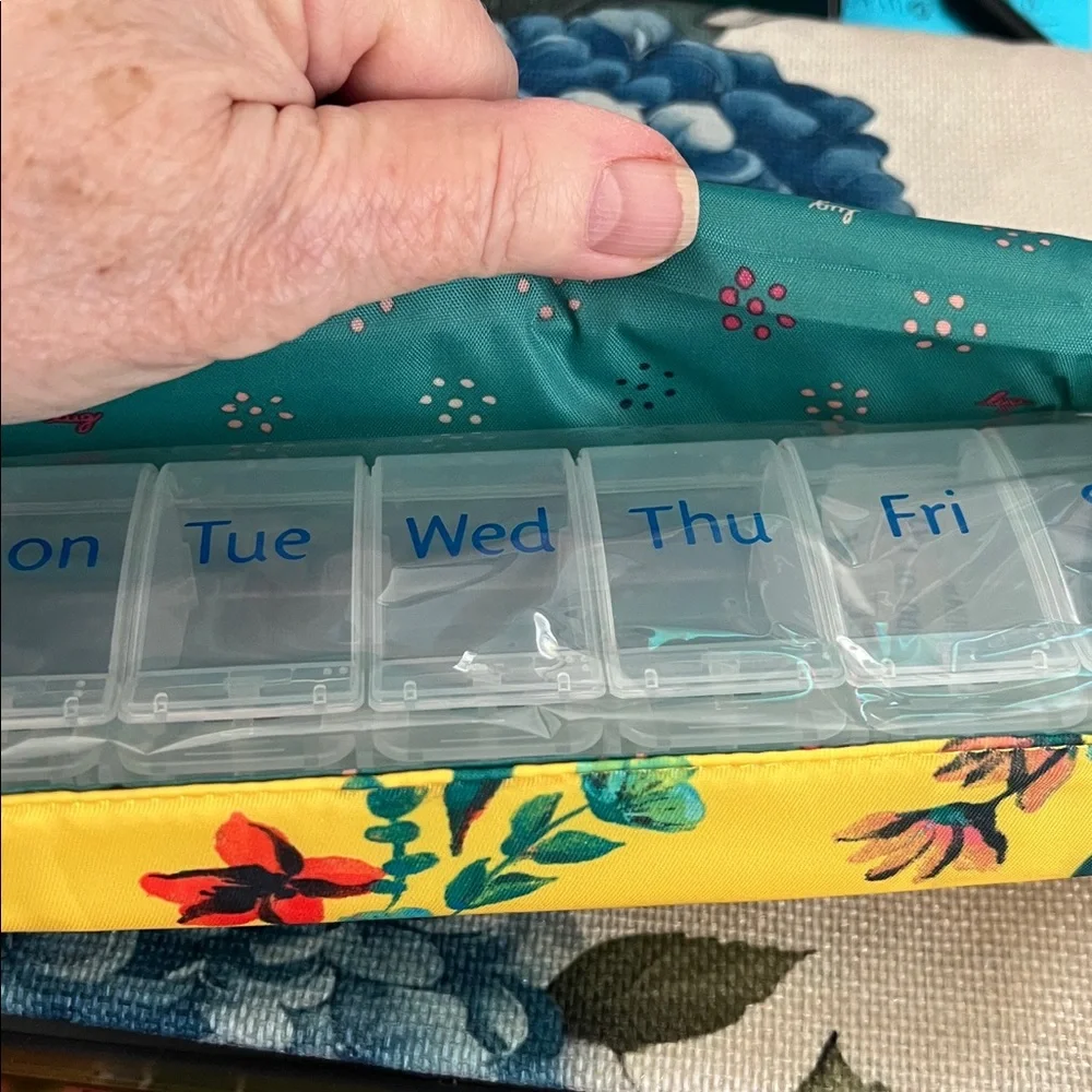 Lug Pill Organizer Bouquet Yellow - Picture 5 of 5